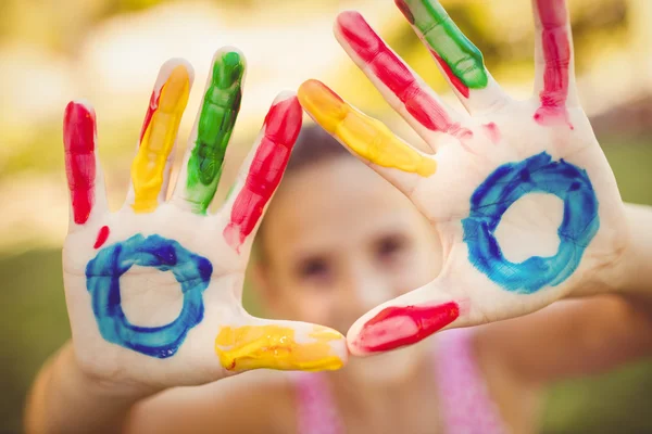 Bambina facendo un triangolo con le mani dipinte — Foto Stock