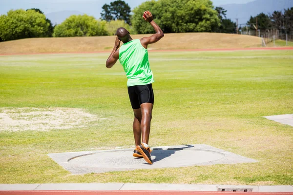 Atleet voorbereiding kogelstoten bal te gooien — Stockfoto