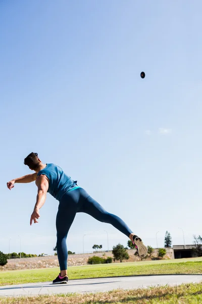 Sportowiec rzucanie dyskiem w stadium — Zdjęcie stockowe