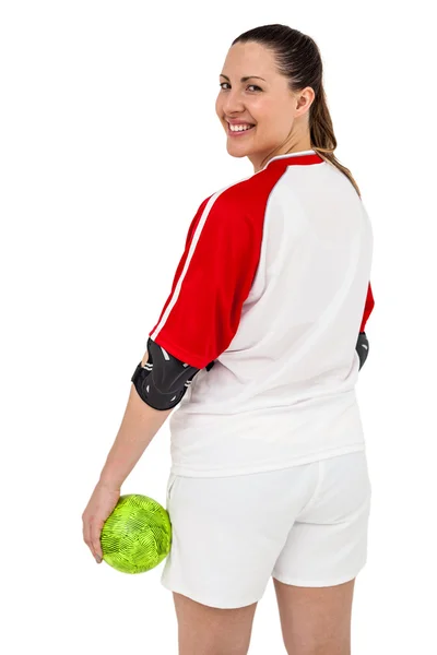 Sportswoman tenant une balle — Photo
