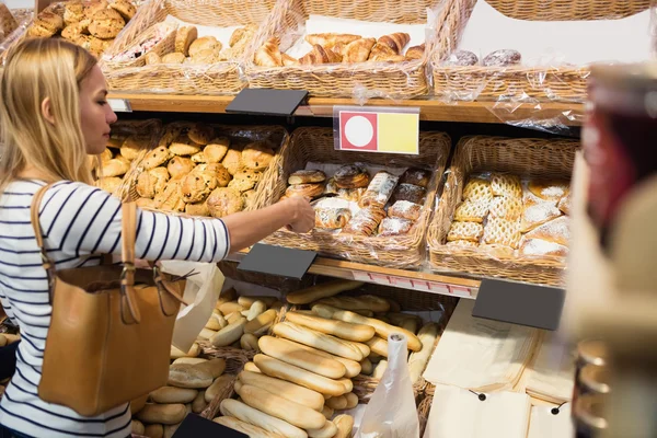 Frau sucht Produkt aus — Stockfoto