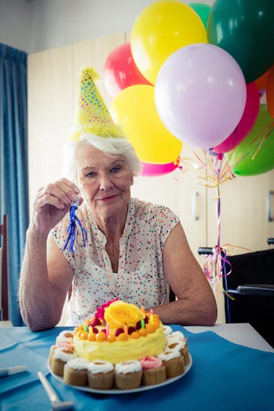 Femme âgée célébrant son anniversaire — Photo
