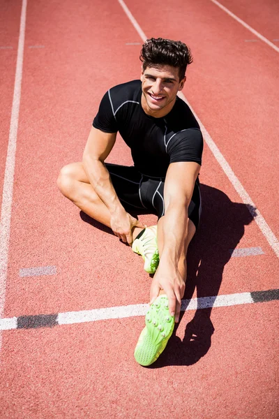 Trøtt friidrettsutøver på løpebane – stockfoto