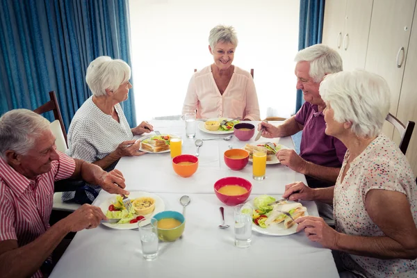 Pensionärer på lunch i pension house — Stockfoto