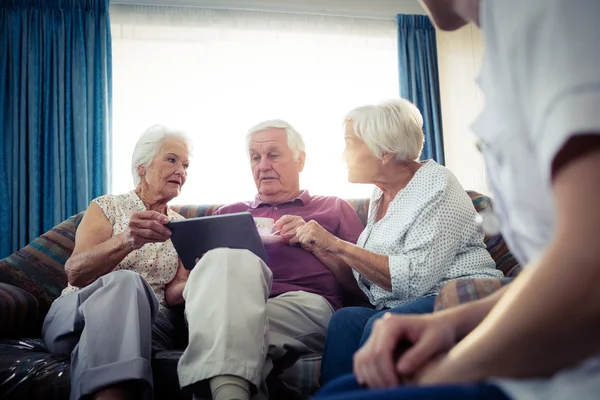 Seniorer med hjälp av en handdator — Stockfoto