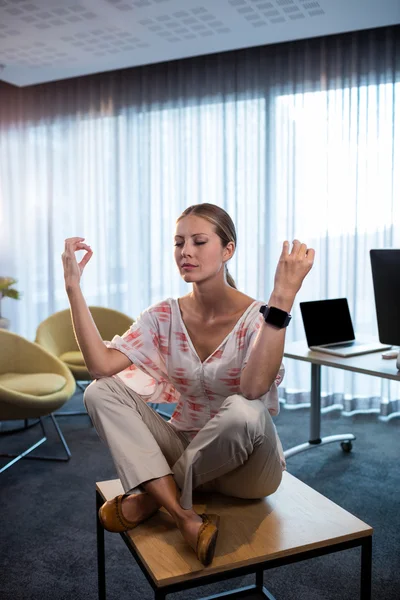 Empresaria haciendo yoga —  Fotos de Stock