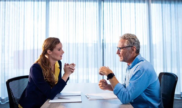 Dos hombres de negocios interactuando — Foto de Stock