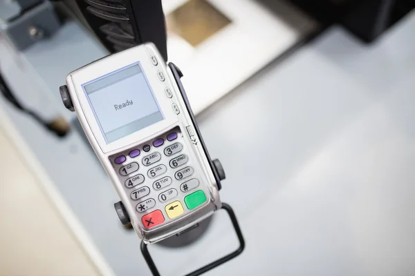 Centrarse en la máquina para tarjeta de crédito —  Fotos de Stock