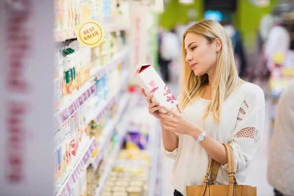 Cliente mirando la botella de jugo —  Fotos de Stock