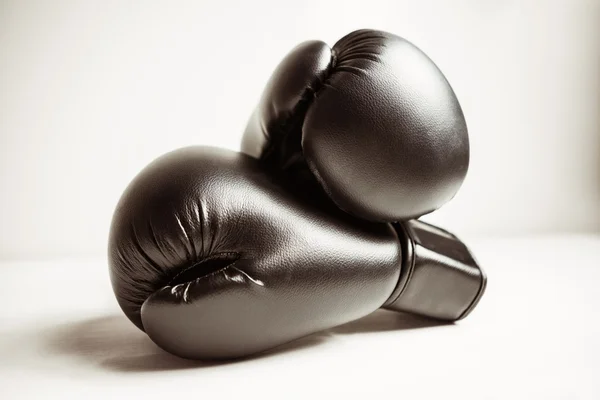 Gants de boxe sur blanc — Photo