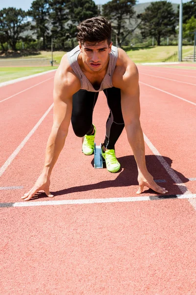 Atleta en el bloque a punto de correr — Foto de Stock