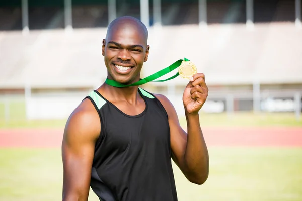 Athlet zeigt seine Goldmedaille — Stockfoto