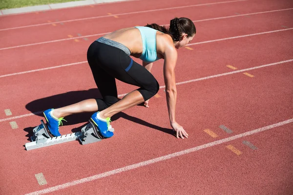 Atleta femenina lista para correr — Foto de Stock