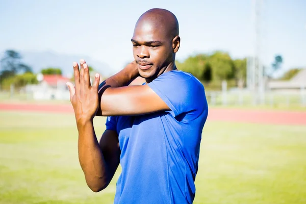 Atleet warming-up in een stadion — Stockfoto