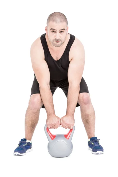 Fisiculturista levantando kettlebell pesado — Fotografia de Stock