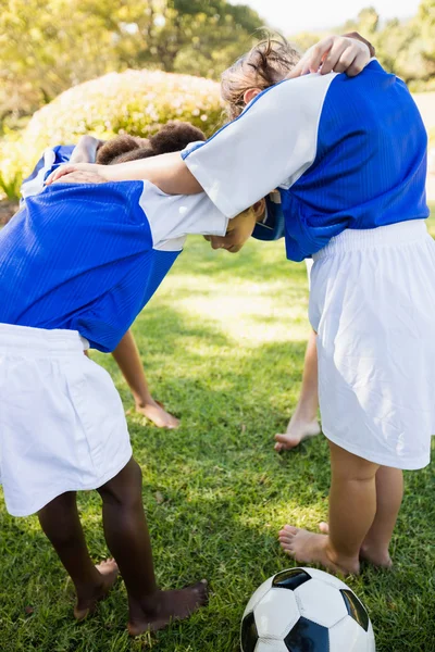 Equipo de Fútbol Formando Huddle — Foto de Stock