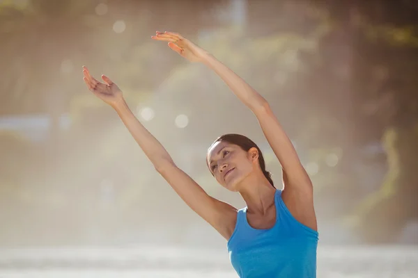 Femme faisant de l'exercice sur la plage — Photo