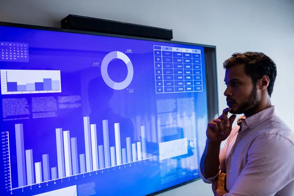 Serious man looking at graph — Stock Photo, Image