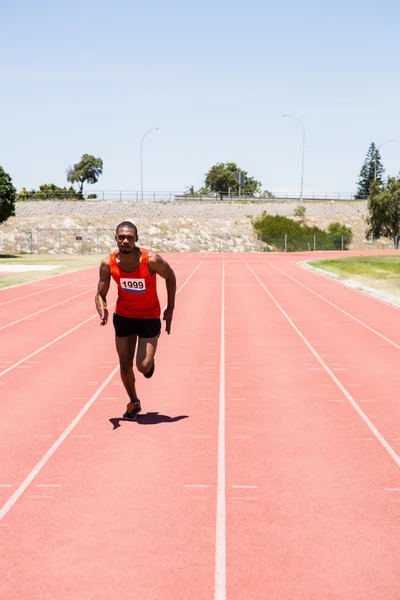 Athlète en course sur la piste de course — Photo