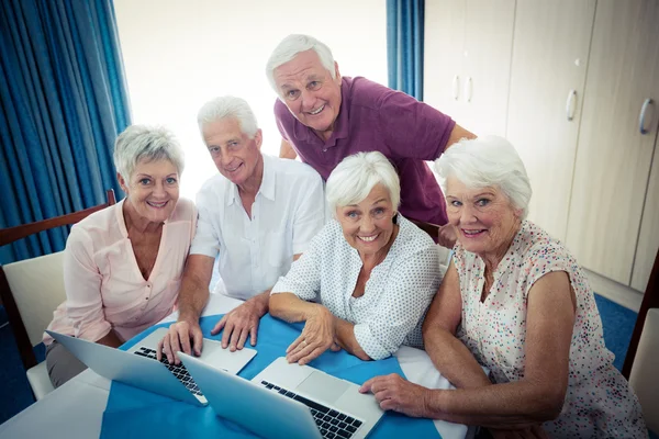 コンピューターを使用しての高齢者のグループ — ストック写真