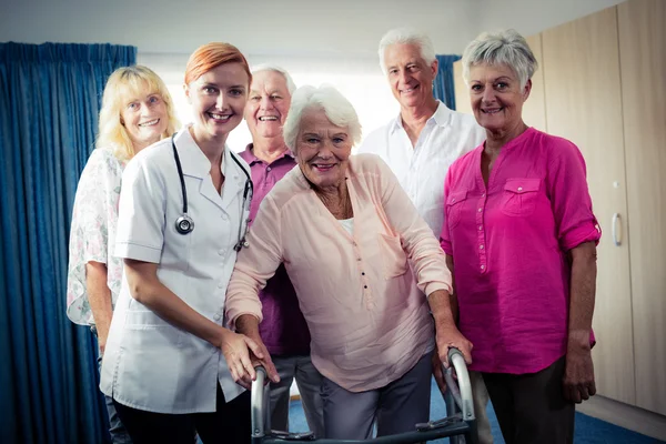Група пенсіонерів з медсестрою — стокове фото