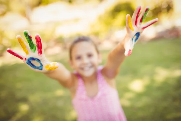 Mała dziewczynka, wyciągając ręce malowane — Zdjęcie stockowe