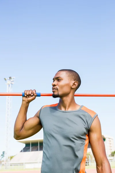 Atleet bedrijf speerwerpen op schouder — Stockfoto