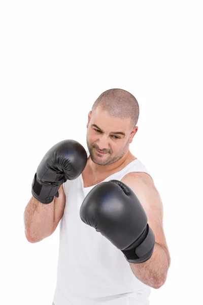 Boxeur confiant effectuant position de boxe — Photo