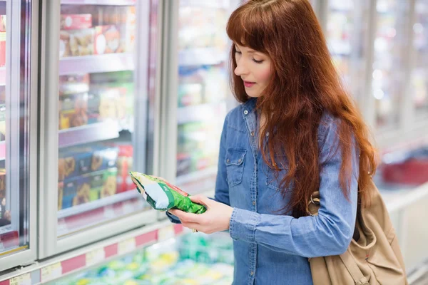 Prodotto di raccolta clienti in corridoio congelato — Foto Stock