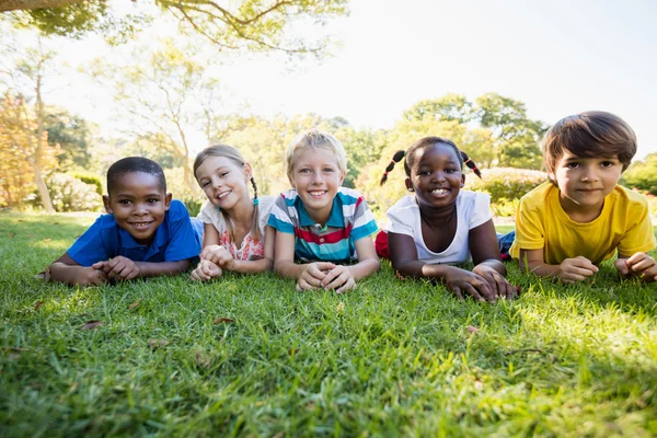 Kinder posieren gemeinsam — Stockfoto