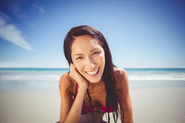 Donna sdraiata sulla spiaggia — Foto Stock