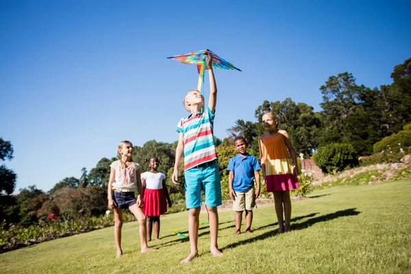 Kinder spielen zusammen — Stockfoto