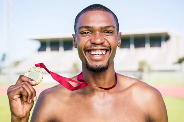 Athlete som holder gullmedalje – stockfoto