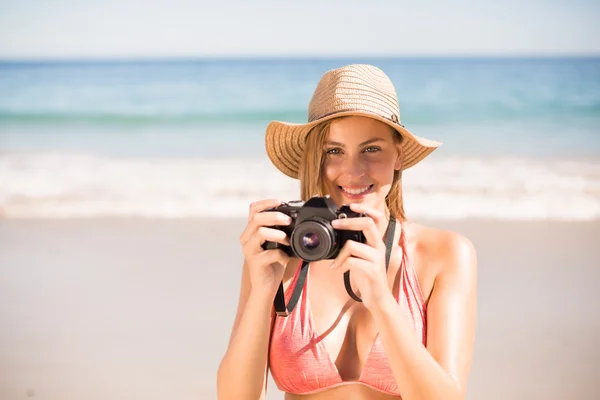 Mujer en bikini tomando fotografías — Foto de Stock