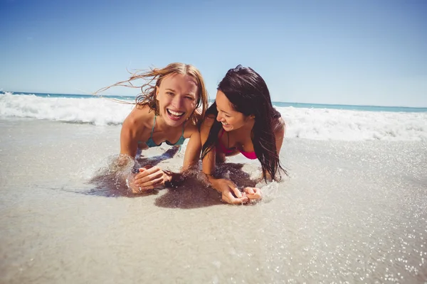 Kvinnliga vänner njuter på stranden — Stockfoto