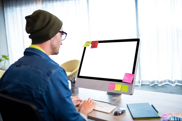 Casual man aan het werk op computerbureau — Stockfoto