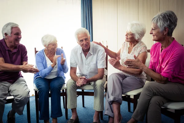 Seniors αλληλεπιδρά σε συνταξιοδότηση σπίτι — Φωτογραφία Αρχείου