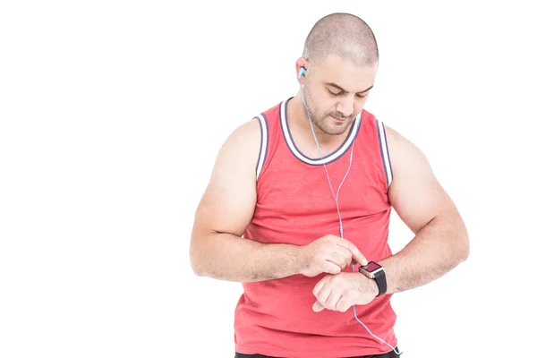 Atleta comprobar el tiempo en reloj de pulsera — Foto de Stock