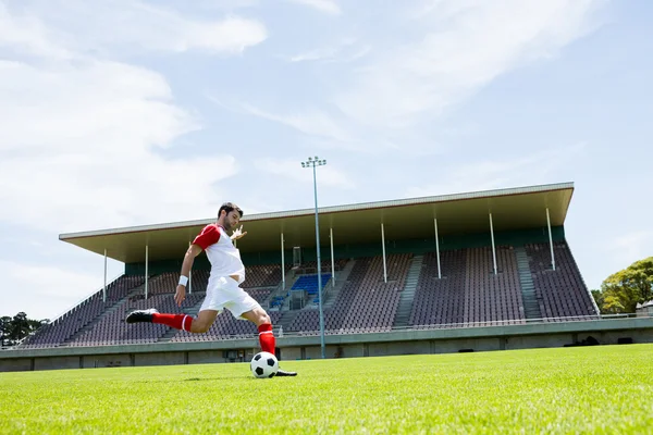 Voetbal speler beoefenen voetbal — Stockfoto