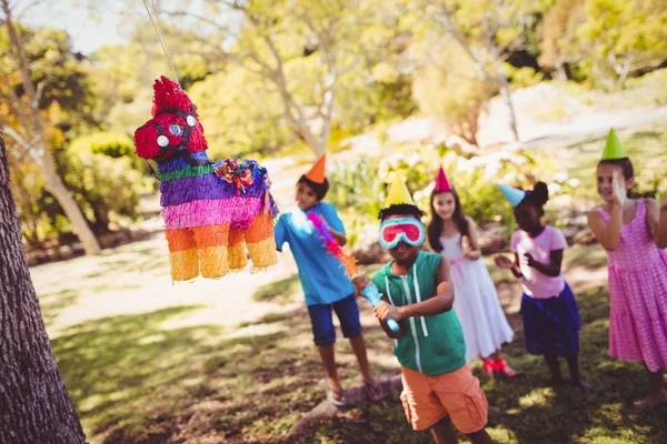 Boy is going to broke pinata — Stock Photo, Image