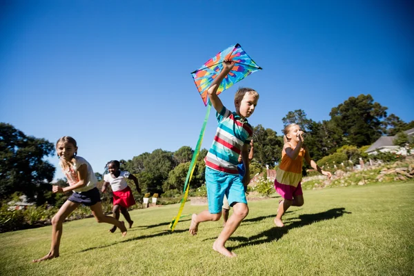 Niños jugando juntos —  Fotos de Stock