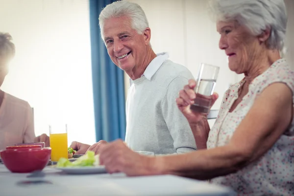 Pensioners at lunch in retirement house — Stock Photo, Image