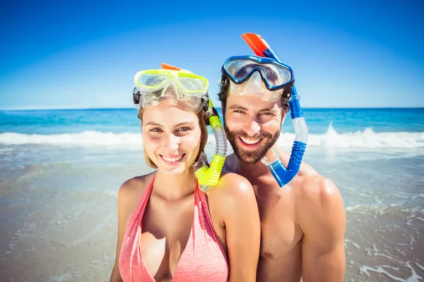 夫妇在海滩上穿潜水面罩 — 图库照片