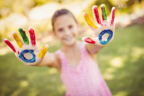 Маленькая девочка показывает свои раскрашенные руки — стоковое фото
