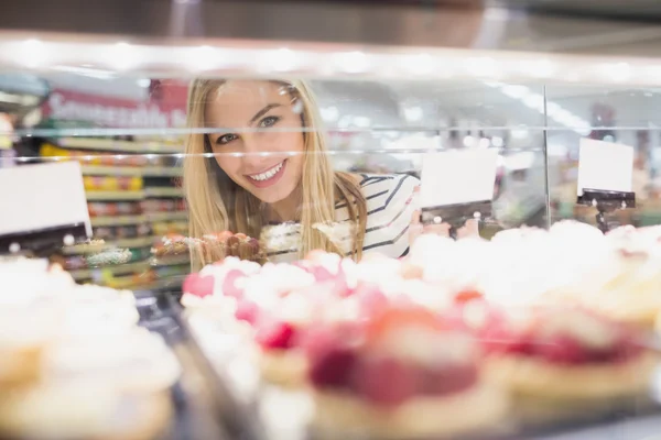 Kobieta, patrząc na półce desery — Zdjęcie stockowe