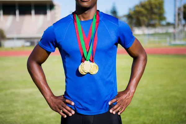 Спортсмен позує золотими медалями — стокове фото