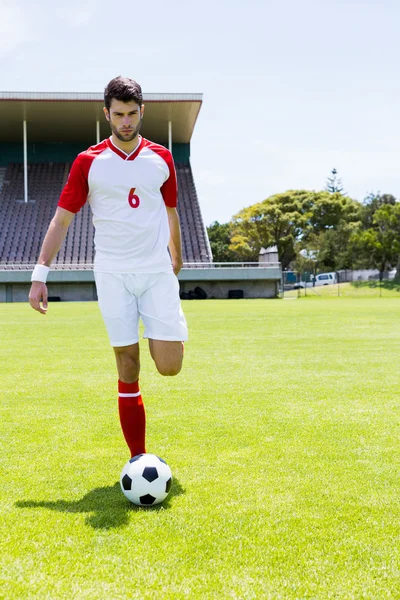 Jogador de futebol aquecendo no estádio — Fotografia de Stock