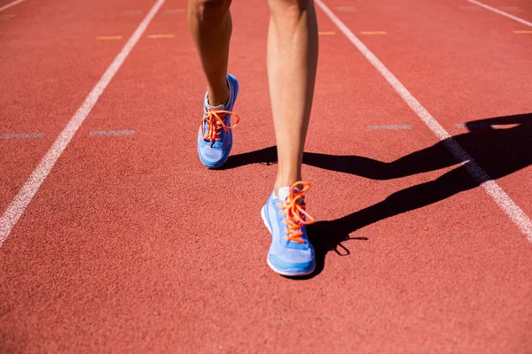 Ноги спортсменки бегают — стоковое фото