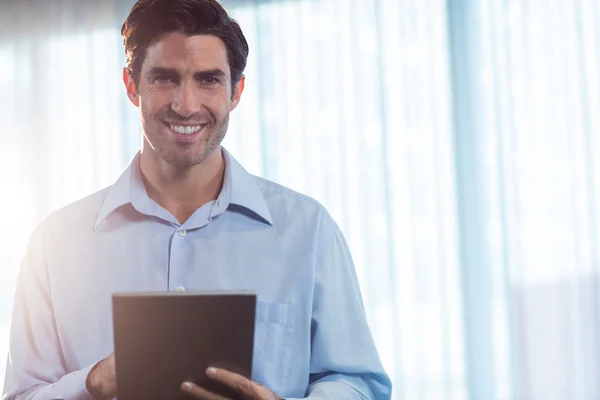 Empresário usando um tablet — Fotografia de Stock