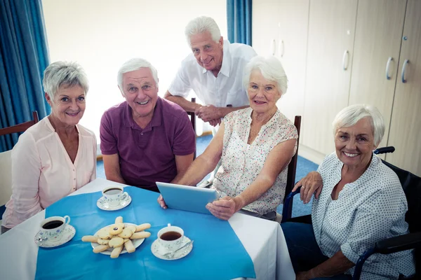 Група літніх людей за допомогою планшета — стокове фото